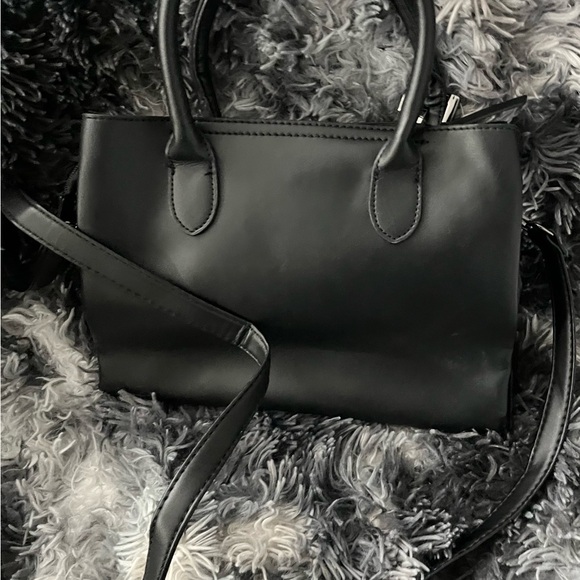 Almost Like New: Black Handbag With Arm Strap Zipper Button Style - Picture 8 of 9